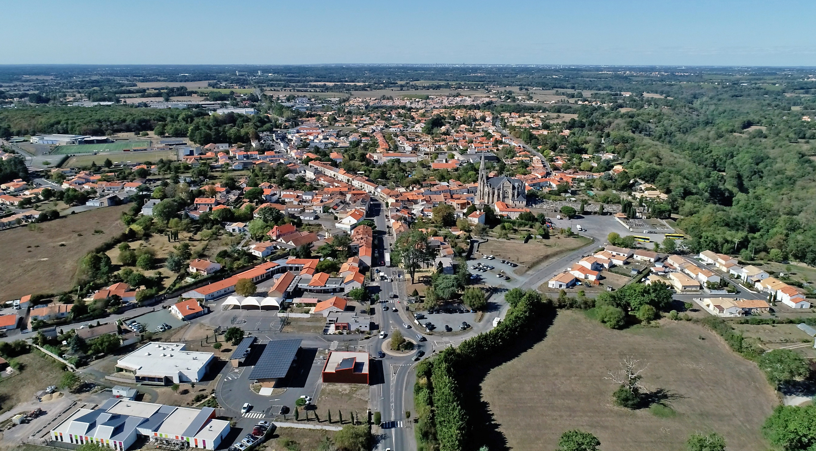 Aigrefeuille-sur-Maine_vue_du_ciel_bourg